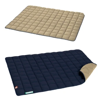 Zwei Haustiermatten sind ausgestellt: eine beige gesteppte Matte oben und eine marineblaue Matte darunter, teilweise aufgerollt, um ihre beige Unterseite zu zeigen.