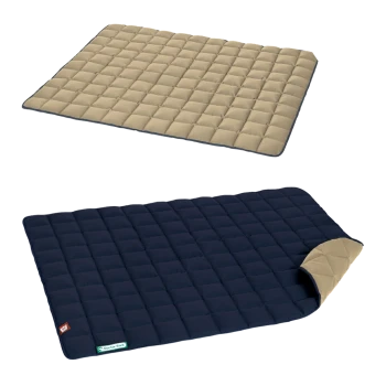 Zwei Haustiermatten sind ausgestellt: eine beige gesteppte Matte oben und eine marineblaue Matte darunter, teilweise aufgerollt, um ihre beige Unterseite zu zeigen.