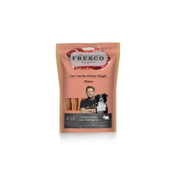 Fresco Hundefutterverpackung mit Rindfleisch-Leckerlis, zeigt einen Mann und einen schwarz-weißen Hund, beschriftet mit „Der Martin Rütter Riegel“.