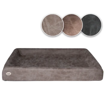 Rechteckiges braunes Kunstleder-Hundebett mit erhöhten Seitenwülsten und KUDDE-Label; darüber drei Farbmuster (Taupe, Hellbraun, Anthrazit).