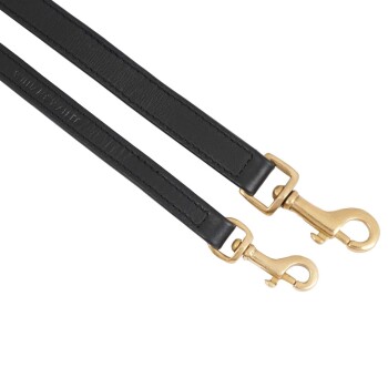 Schwarze Leder-Hundeleine mit zwei goldenen Metallclips an jedem Ende, die ein elegantes Design zeigt.