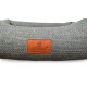 Grau gewebtes Haustierbett mit braunem Lederetikett mit der Aufschrift 'PETLIVING' und 'place to enjoy' sowie Pfote-im-Haus-Logo.