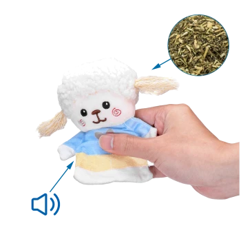Eine Person hält ein Plüschschafspielzeug mit einem flauschigen weißen Kopf und blauer Kleidung, mit einem Geräuschsymbol, das anzeigt, dass es Geräusche macht.