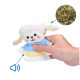 Eine Person hält ein Plüschschafspielzeug mit einem flauschigen weißen Kopf und blauer Kleidung, mit einem Geräuschsymbol, das anzeigt, dass es Geräusche macht.