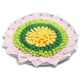 Buntes Haustierschnüffelmatte in Blumenform, mit Schichten aus grünem, gelbem und pinkem Stoff zum Verstecken von Leckereien.