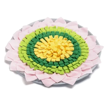Buntes Haustierschnüffelmatte in Blumenform, mit Schichten aus grünem, gelbem und pinkem Stoff zum Verstecken von Leckereien.