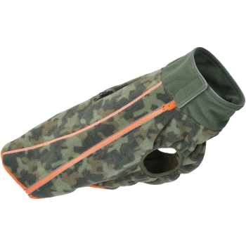 Eine grün-braune Camouflage-Hundejacke mit einem orangefarbenen Reißverschluss und Kragen, mit einem Loch für die Leinenbefestigung.