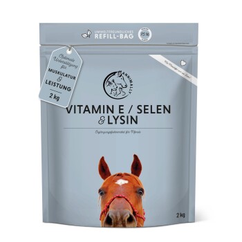 2 kg Verpackung für Pferdeergänzungsmittel mit der Aufschrift "Vitamin E / Selen & Lysin," mit dem Gesicht eines Pferdes und "Optimale Unterstützung für Muskulatur & Leistung."