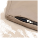 Nahaufnahme eines beige Haustierbettes mit einem Reißverschlussdetail, das auf einer weichen, hellen Oberfläche ruht.