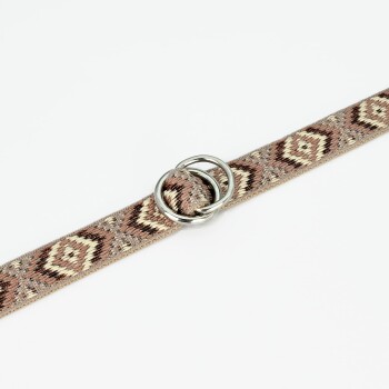 Eine dekorative Hundeleine mit einem geometrischen Muster in erdigen Tönen, mit zwei Metallringen zum Sichern.