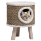 Ein gemütliches Katzenhaus aus geflochtenem Material mit einem plüschigen Oberteil und einem runden Eingang, mit einem flauschigen weißen Rand und einer Katze, die herausblickt.