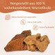 Ein Mädchen in einer schwarzen Mütze spielt mit einem glücklichen Hund auf dem Gras. Text: "Stressabbau," "Stärkt die Zähne," "Langlebig."