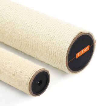 Zwei Rollen aus natürlichem Sisal-Seil für Kratzbäume für Haustiere, eine größere mit einem Durchmesser von 11,3 cm, auf einem weißen Hintergrund präsentiert.