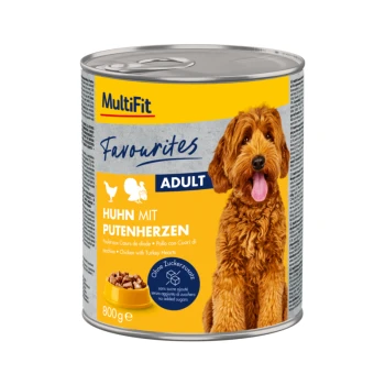 Dosenfutter für Hunde mit der Aufschrift 'MultiFit Favourites Adult', das Huhn mit Truthahnherzen enthält, mit einem Bild eines glücklichen Hundes.