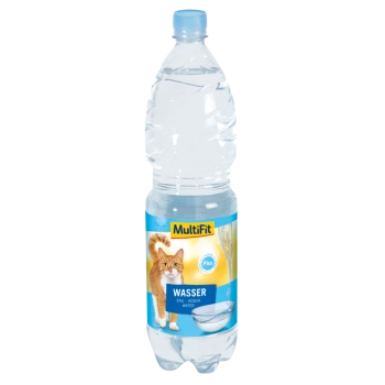 Plastikflasche mit Wasser, beschriftet mit 'MultiFit' und einem Bild einer roten Katze, mit Text in Deutsch, Französisch und Italienisch: 'Wasser - Eau - Acqua'.