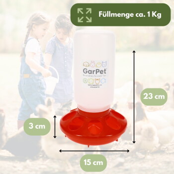 GarPet Geflügelfutterautomat mit roter Basis und weißem Tank; Etiketten zeigen 'Füllmenge ca. 1 Kg' und Maße 23×15 cm