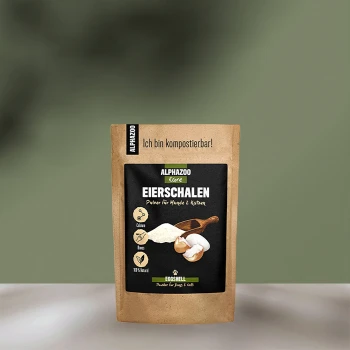 Verpackung von ALPHAZOO Care Eierschalen, einem natürlichen Eierschalenpulver für Hunde und Katzen, mit deutschem Text, der sagt: "Ich bin kompostierbar!"