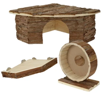 Holz-Haustierzubehör, einschließlich eines Hauses, einer dreieckigen Plattform und eines Rades, alle mit einer natürlichen Rindenoberfläche gestaltet.