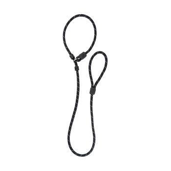 Schwarze geflochtene Slip-Lead-Hundeleine mit reflektierender Naht, zwei verstellbaren Schlaufen und Kunststoffkordelstoppern vor weißem Hintergrund.