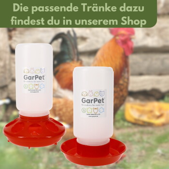 GarPet Doppeltränken (weiße Flaschen, rote Basen) mit verschwommenem Hahn; Banner ‚Die passende Tränke...‘