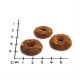 Drei runde braune Haustierleckerlis mit Löchern in der Mitte auf weißem Hintergrund mit 5 cm Skala.