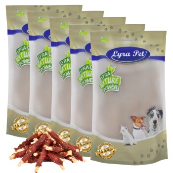 Vier Beutel von Lyra Pet natürlichen Hundeleckerlis, mit einer Vielzahl von Haustieren auf der Verpackung, mit einem Haufen von Jerky-Streifen davor.