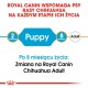 Opakowanie karmy dla psów Royal Canin Chihuahua, wskazujące 'Szczeniak' dla 2 miesięcy i 'Dorosły' dla 8 miesięcy, z notatką o przejściu w języku polskim.