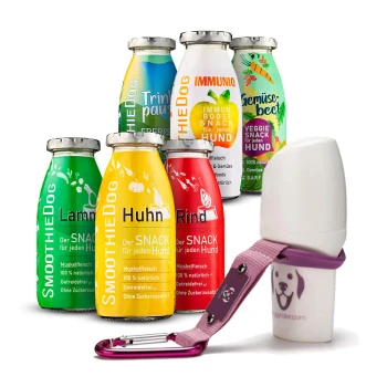 SmoothieDog‑Flaschen (Huhn, Immuno) mit der Aufschrift 'Der Snack für jeden Hund' sowie weißer Kotbeutelspender mit rosa Karabiner.