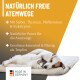 Ein Hund und eine Katze, die zusammen auf einem weichen Bett schlafen, mit Text, der ein natürliches Atemhilfsmittel mit Salbei, Thymian, Pfefferminze und Eukalyptus bewirbt.