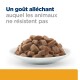 Bol de nourriture pour animaux avec des croquettes brunes et épaisses accompagnées d'une sauce brillante, avec le texte 'Un goût alléchant auquel les animaux ne résistent pas.'