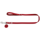 Rote Hundeleine mit einem silbernen Clip und einem runden Anhänger mit einem Hundesilhouette, die ein schlankes und langlebiges Design zeigt.
