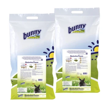 Deux sacs de nourriture pour lapins de la marque "Bunny", étiquetés "Kaninchentraum", avec un fond herbeux et une image de lapin.