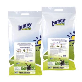 Deux sacs de nourriture pour lapins de la marque "Bunny", étiquetés "Kaninchentraum", avec un fond herbeux et une image de lapin.