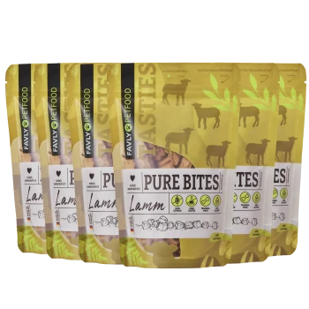 Sechs Beutel FAVLY Pure Bites Haustierfutter, beschriftet mit "Lamm", mit einem gelben Design und Bildern von Schafen sowie Symbolen für Zutaten und Nährstoffe.