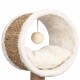 Ein gemütliches Katzenbett in Form eines runden Tunnels, mit einem weichen weißen Innenraum und einem natürlichen gewebten Äußeren, mit einem baumelnden Pom-Pom-Spielzeug.