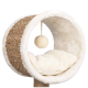 Ein gemütliches Katzenbett in Form eines runden Tunnels, mit einem weichen weißen Innenraum und einem natürlichen gewebten Äußeren, mit einem baumelnden Pom-Pom-Spielzeug.