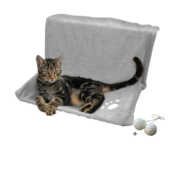 Eine entspannte getigerte Katze, die auf einem weichen grauen Haustierbett mit Pfotenabdrücken liegt, begleitet von zwei Wollknäueln.