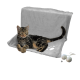 Eine entspannte getigerte Katze, die auf einem weichen grauen Haustierbett mit Pfotenabdrücken liegt, begleitet von zwei Wollknäueln.