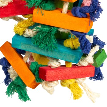 Buntes Holzhaustierspielzeug aus verschiedenen geformten Blöcken und Seilen, entworfen zum Kauen und Spielen.