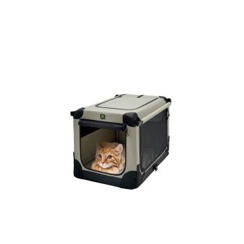 Transportbox Soft Kennel beige XXS Eine hellgraue Haustiertrage mit schwarzen Akzenten, mit einer roten Katze, die aus der vorderen Netzöffnung schaut.