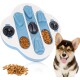 Interaktiver Hundepuzzle-Futterspender mit blau-weißer Gestaltung, mit Fächern für Trockenfutter, begleitet von verstreutem Hundefutter.