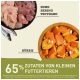 Bild von Zutaten für Haustierfutter mit rohem Hähnchen, Hering und Kürbis. Der Text hebt "65% Zutaten von kleinen Futtertieren" hervor.