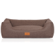 Braunes Haustierbett mit einem weichen, gepolsterten Design und einem Lederetikett mit einer Katzensilhouette, beschriftet mit "KNUFFELWUFF."