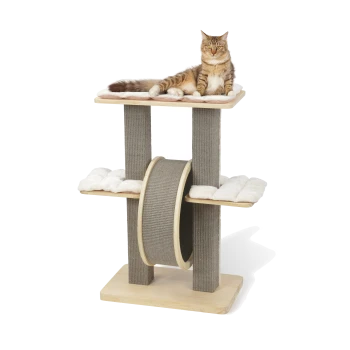 Eine flauschige braune getigerte Katze liegt auf dem obersten Regal eines modernen Katzenbaums mit zwei unteren Plattformen und einem Kratzbaum.