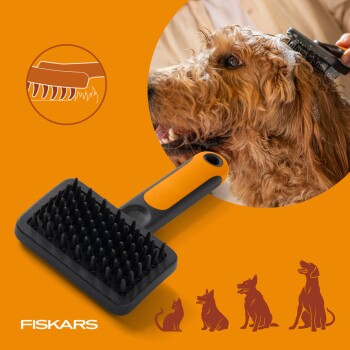 Fiskars-Haustierbürste mit schwarzen Gummiborsten und orangefarbenem Griff; Einsatzbild eines lockigen braunen Hundes beim Bürsten; 'FISKARS'-Logo.