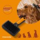Fiskars-Haustierbürste mit schwarzen Gummiborsten und orangefarbenem Griff; Einsatzbild eines lockigen braunen Hundes beim Bürsten; 'FISKARS'-Logo.