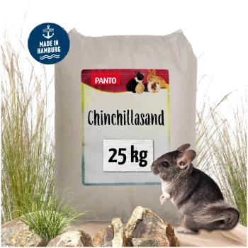 Ein 25 kg Sack "PANTO" Chinchillasand, bunt mit Tierbildern, auf einem sandigen Hintergrund mit Steinen und Gras, gekennzeichnet mit "Hergestellt in Hamburg."