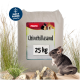Ein 25 kg Sack "PANTO" Chinchillasand, bunt mit Tierbildern, auf einem sandigen Hintergrund mit Steinen und Gras, gekennzeichnet mit "Hergestellt in Hamburg."