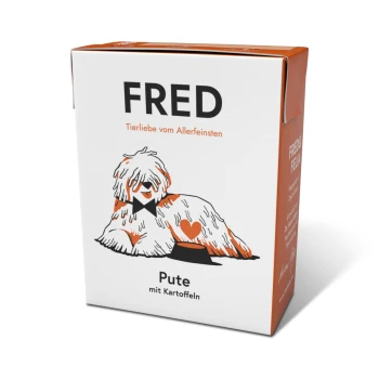 Karton mit Haustierfutter, beschriftet "FRED," mit einem Cartoonhund mit Fliege und Herz, der "Pute mit Kartoffeln" angibt.