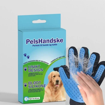 Ein blauer Haustierpflegehandschuh mit Silikonspitzen entfernt Fell, neben einer Verpackung mit der Aufschrift "Pelshandske", die einen Golden Retriever zeigt.